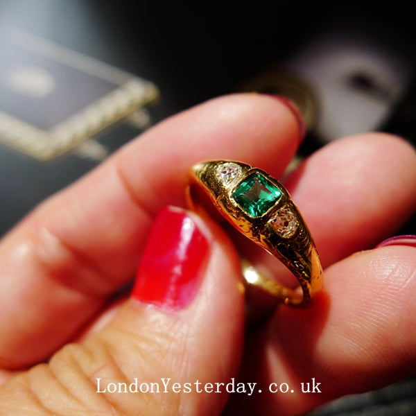 VICTORIAN 18CT GOLD NATURAL EMERALD DIAMOND ENGRAVED RING