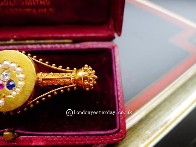 VICTORIAN 15CT GOLD NATURAL RUBY SAPPHIRE DIAMOND LUCKY CLOVER ETRUSCAN BAR BROOCH