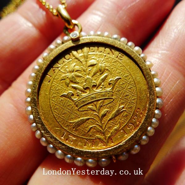 FRENCH 18CT GOLD MARKED DROPSY SIGNED PENDANT C1922