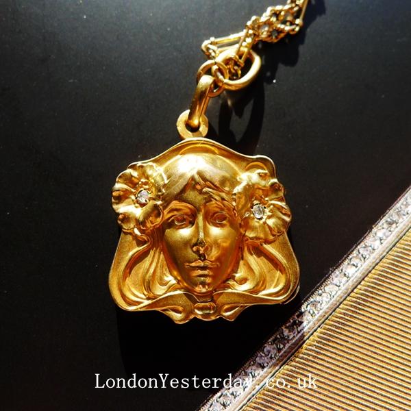 ART NOUVEAU 18CT GOLD MARKED DIAMOND BEAUTIFUL LADY PENDANT LOCKET