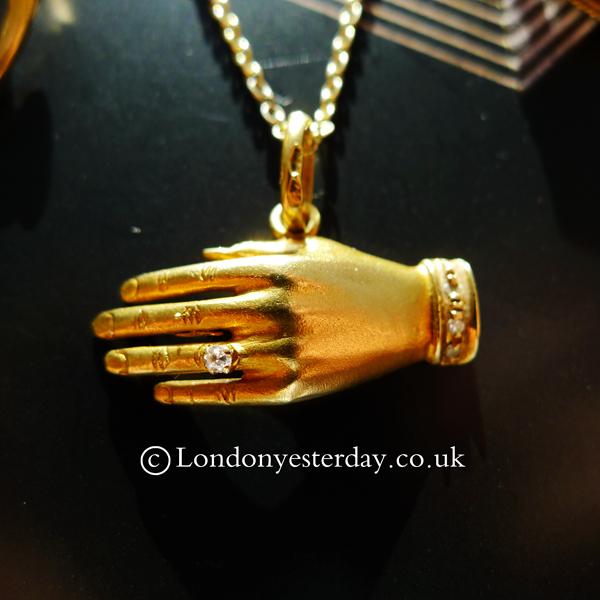 18CT GOLD 750 MARKED DIAMOND BEAUTIFUL HAND CHARM PENDANT