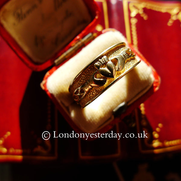 ENGLISH 9CT GOLD MARKED CLADDAGH WEDDING RING