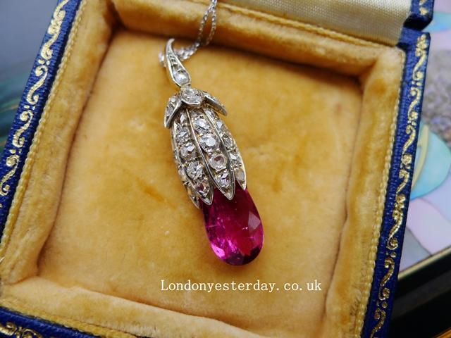 EDWARDIAN 18CT GOLD AND PLATINUM NATURAL TOURMALINE DIAMOND PENDANT WITH 9CT GOLD CHAIN