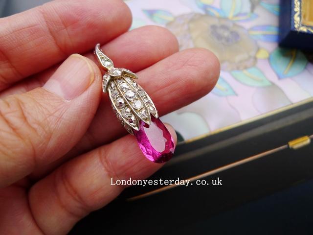 EDWARDIAN 18CT GOLD AND PLATINUM NATURAL TOURMALINE DIAMOND PENDANT WITH 9CT GOLD CHAIN