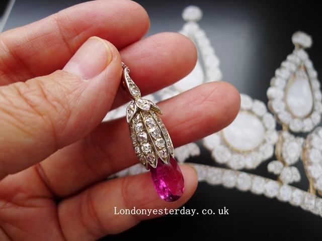 EDWARDIAN 18CT GOLD AND PLATINUM NATURAL TOURMALINE DIAMOND PENDANT WITH 9CT GOLD CHAIN