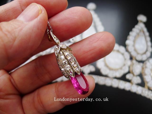 EDWARDIAN 18CT GOLD AND PLATINUM NATURAL TOURMALINE DIAMOND PENDANT WITH 9CT GOLD CHAIN