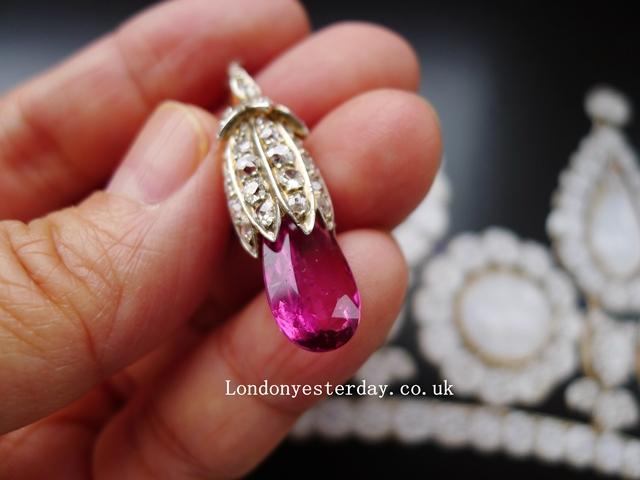 EDWARDIAN 18CT GOLD AND PLATINUM NATURAL TOURMALINE DIAMOND PENDANT WITH 9CT GOLD CHAIN