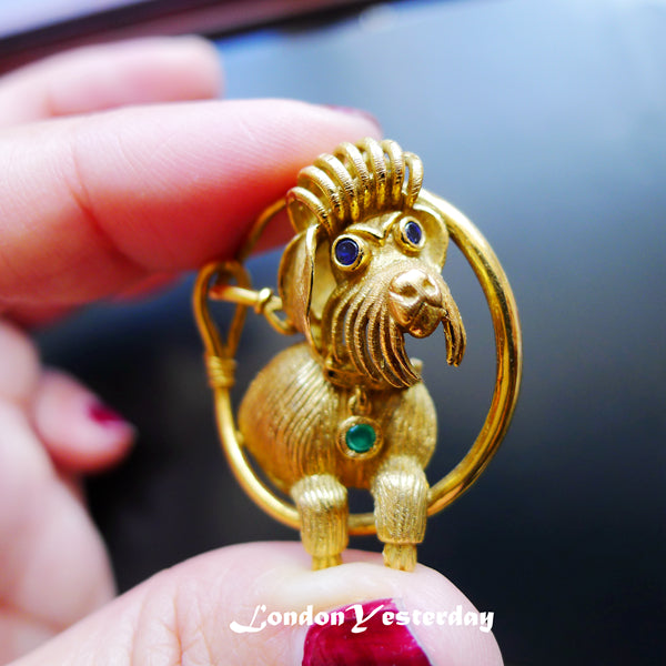 ENGLISHI 14CT GOLD MARKED NATURAL SAPPHIRE EMERALD DOG BROOCH