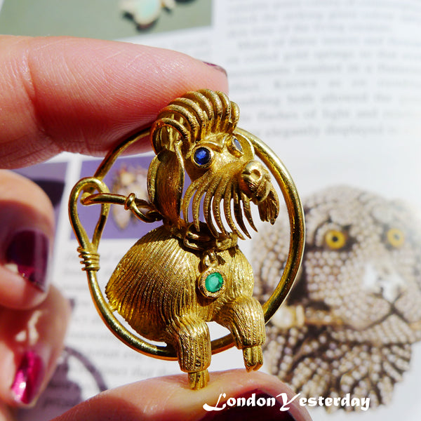 ENGLISHI 14CT GOLD MARKED NATURAL SAPPHIRE EMERALD DOG BROOCH