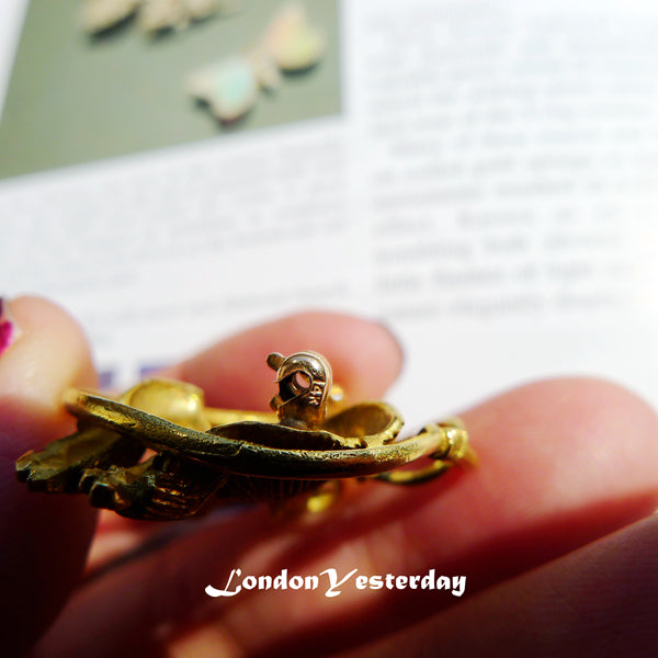ENGLISHI 14CT GOLD MARKED NATURAL SAPPHIRE EMERALD DOG BROOCH