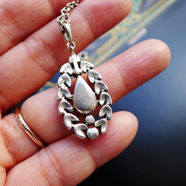 VICTORIAN SILVER PASTE CLOSED BACK PENDANT WITH SILVER CHAIN