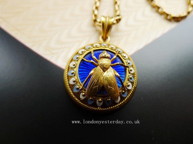 VICTORIAN 15CT GOLD THREE COLOUR ENAMEL GOLD FLY PENDANT WITH 9CT GOLD CHAIN