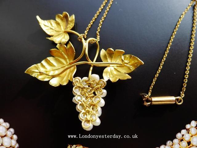 EDWARDIAN 18CT GOLD NATURAL PEARL GRAPE VINE PENDANT WITH 9CT GOLD CHAIN