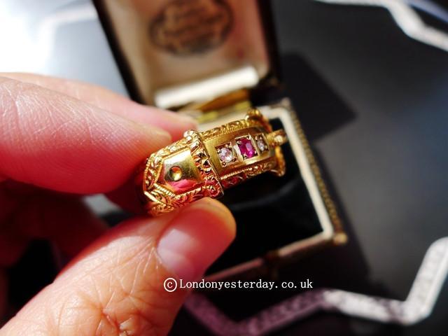 ENGLISH 18CT GOLD HALLMARKED AB MAKER CHESTER C1898 DIAMOND RUBY BUCKLE RING