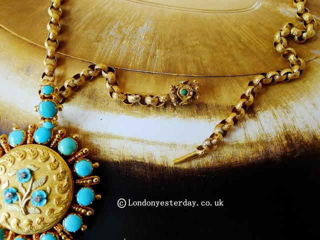 GEORGIAN 18CT GOLD NATURAL TURQUOISE FORGET ME NOT PENDNAT WITH ORIGINAL GEORGIAN CHAIN