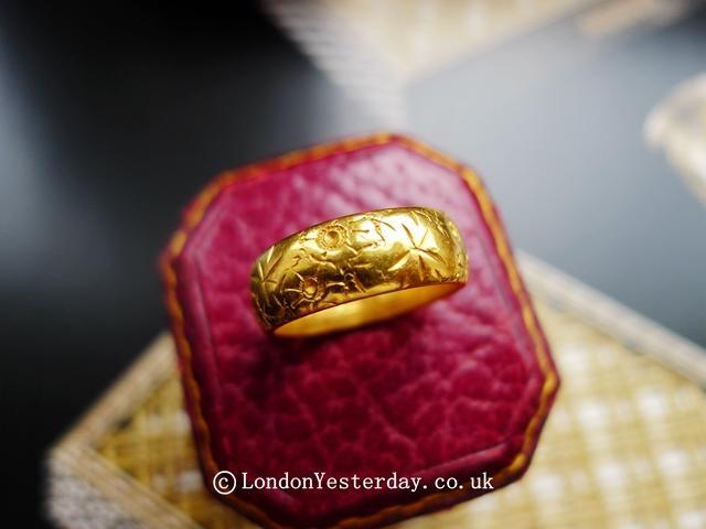 ENGLISH 22CT GOLD HALLMARKED LONDON C1964 BEAUTIFUL ENGRAVED BAND RING