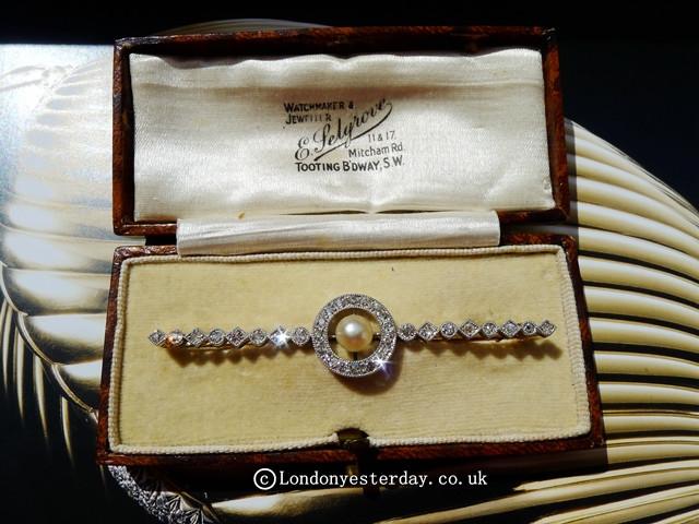 EDWARDIAN 18CT GOLD AND PALTINUM NATURAL PEARL DIAMOND BAR BROOCH WITH ANTIQUE BOX