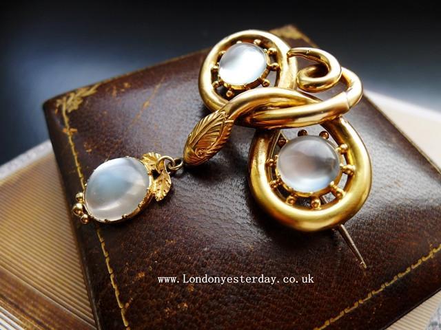 VICTORIAN 15CT GOLD NATURAL MOONSTONE GORGEOUS SNAKE BROOCH