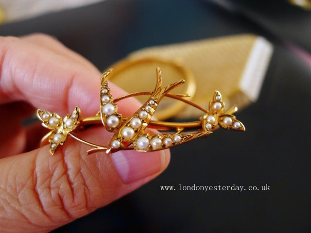 VICTORIAN 15CT GOLD NATURAL SEED PEARL SWALLOW BROOCH