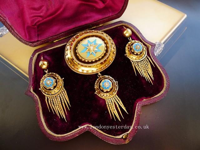 VICTORIAN 15CT GOLD NATURAL PEARL ENAMEL TASSEL BIG BROOCH EARRINGS SET WITH ANTIQUE BOX