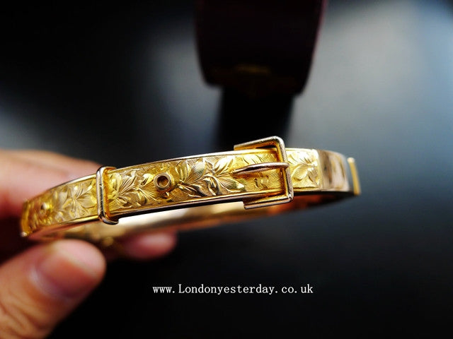 ENGLISH 9CT GOLD HALLMARKED CHESTER C1913 ENGRAVED BUCKLE BANGLE