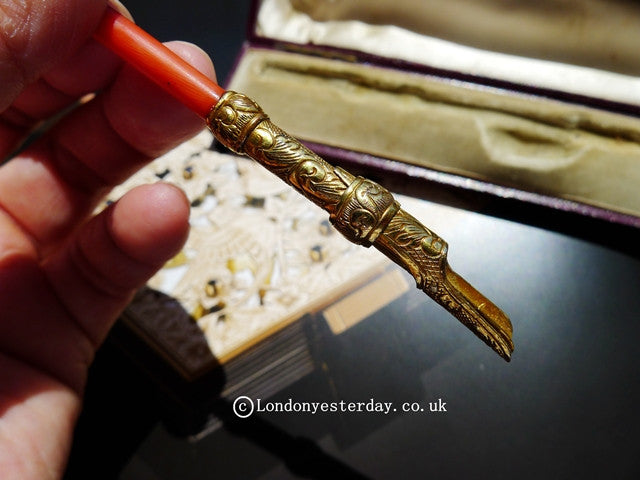 VICTORIAN 18CT GOLD NATURAL CORAL SNAKE BEAUTIFUL ENGRAVED PEN WITH ORIGINAL BOX