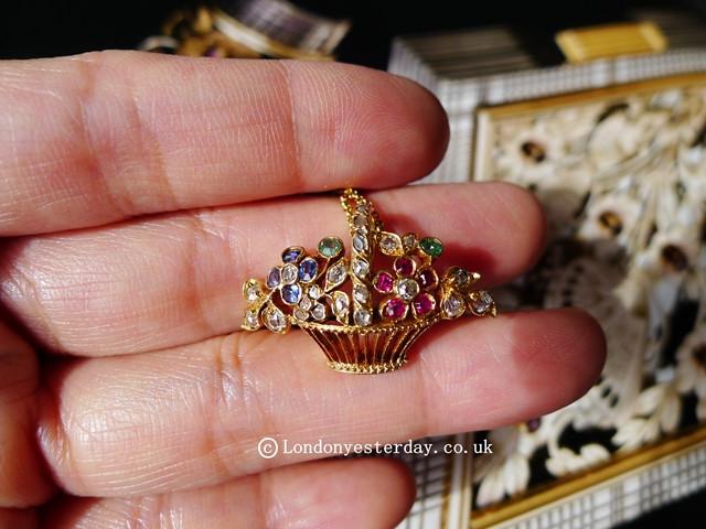 EDWARDIAN 18CT GOLD NATURAL RUBY SAPPHIRE EMERALD DIAMOND BEAUTIFUL FLOWER BASKET PENDANT WITH 9CT GOLD CHAIN
