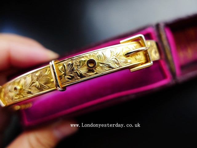 ENGLISH 9CT GOLD HALLMARKED CHESTER C1913 ENGRAVED BUCKLE BANGLE