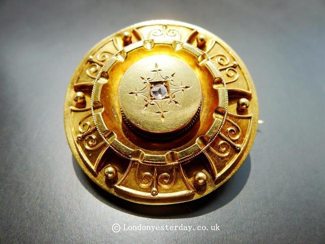 VICTORIAN 15CT GOLD DIAMOND ETRUSCAN REVIVAL ROUND BROOCH