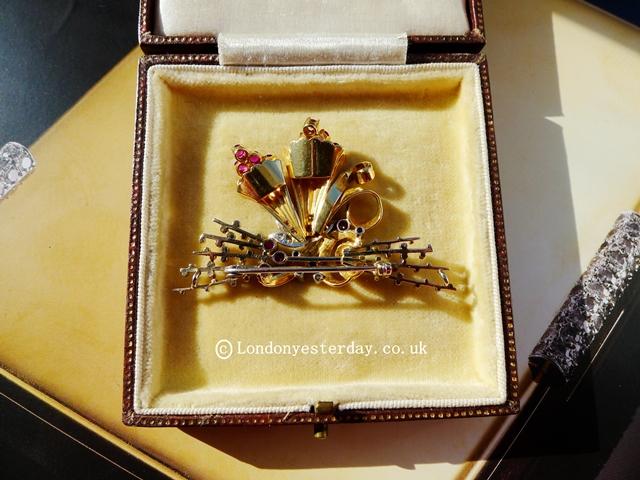 ENGLISH 18CT TWO COLOUR GOLD HALLMARKED BIRMINGHAM C1960 DIAMOND RUBY GORGEOUS BROOCH