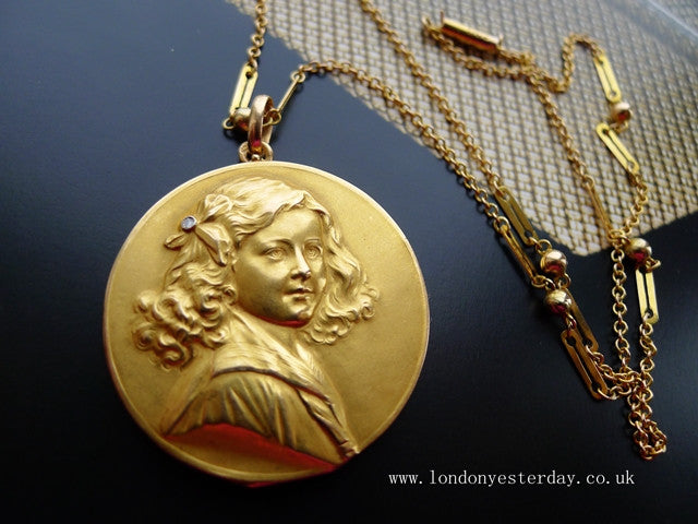 ART NOUVEAU 18CT GOLD DIAMOND BEAUTIFUL LADY PENDANT LOCKET WITH 9CT GOLD CHAIN