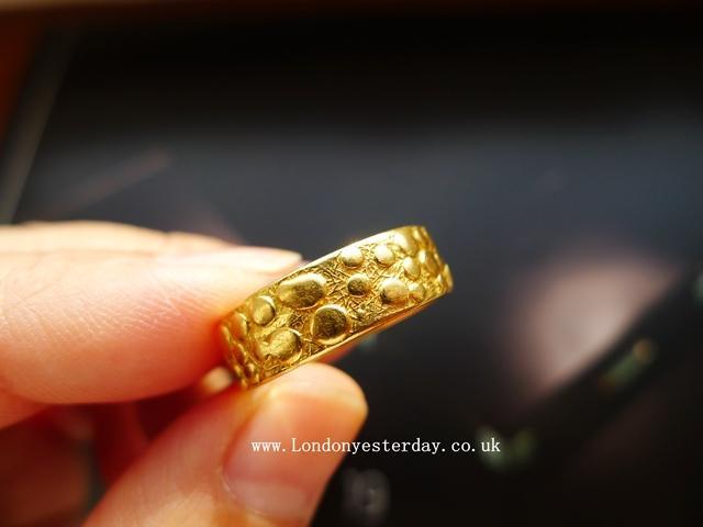 ENGLISH 22CT GOLD HALLMARKED LONDON C1967 BAND RING