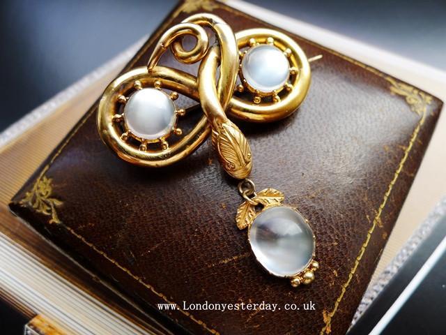 VICTORIAN 15CT GOLD NATURAL MOONSTONE GORGEOUS SNAKE BROOCH