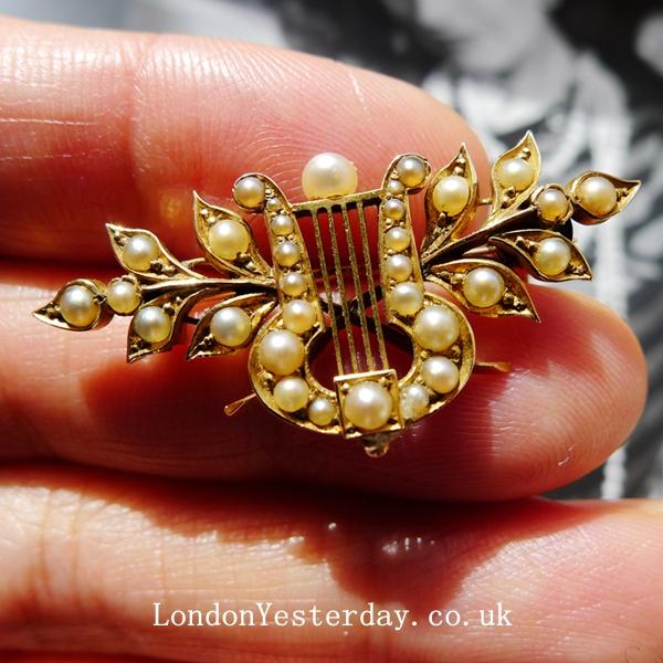 VICTORIAN 15CT GOLD NATURAL SEED PEARL LYRE BROOCH