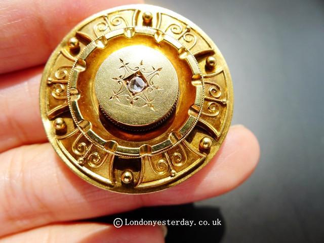 VICTORIAN 15CT GOLD DIAMOND ETRUSCAN REVIVAL ROUND BROOCH