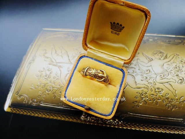VICTORIAN 18CT GOLD HALLMARKED BIRMINGHAM C1877 BEAUTIFUL ENGRAVED BUCKLE RING
