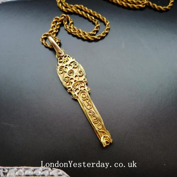 VICTORIAN 18CT GOLD BEAUTIFUL FILIGREE GROUP OF CHARMS PENDANT