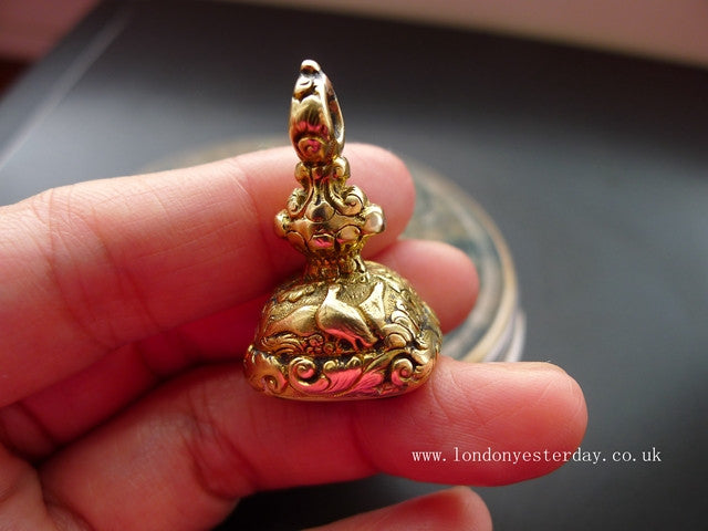 VICTORIAN 18CT GOLD NATURAL BLOODSTONE ANIMAL SEAL PENDANT