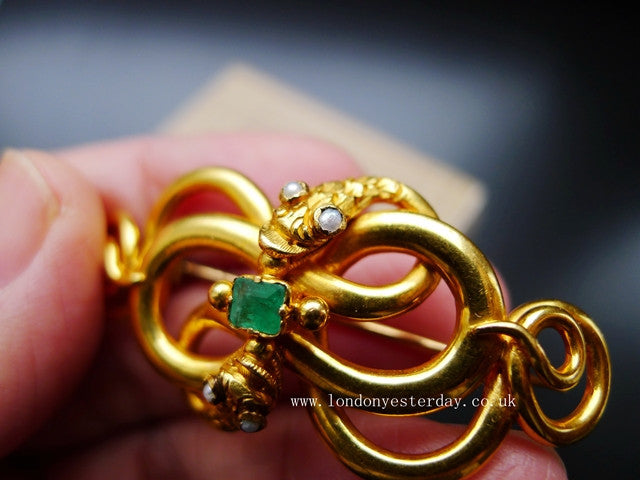 VICTORIAN 18CT GOLD NATURAL EMERALD PEARL DOUBLE SNAKE BROOCH