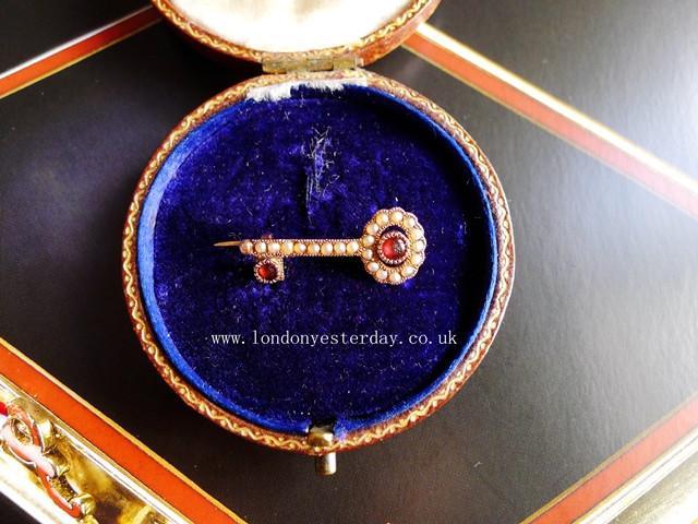 GEORGIAN 15CT GOLD NATURAL PEARL SHELL AND HALLEY COMET BROOCH
