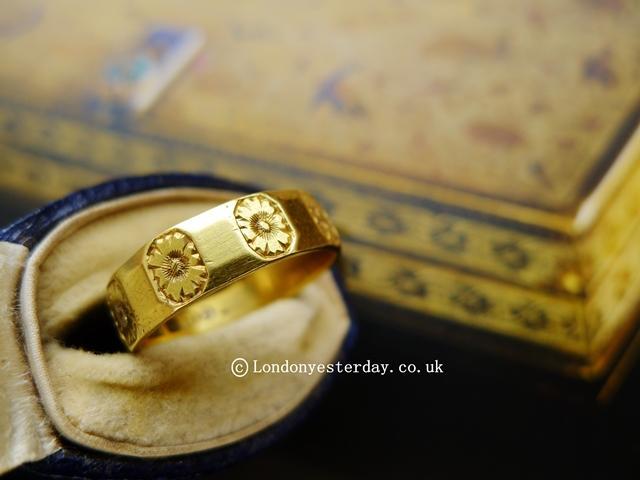 VICTORIAN 18CT GOLD FLOWER ENGRAVED RING