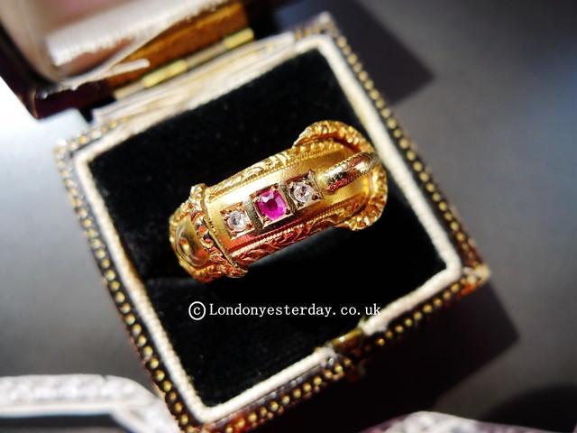ENGLISH 18CT GOLD HALLMARKED AB MAKER CHESTER C1898 DIAMOND RUBY BUCKLE RING