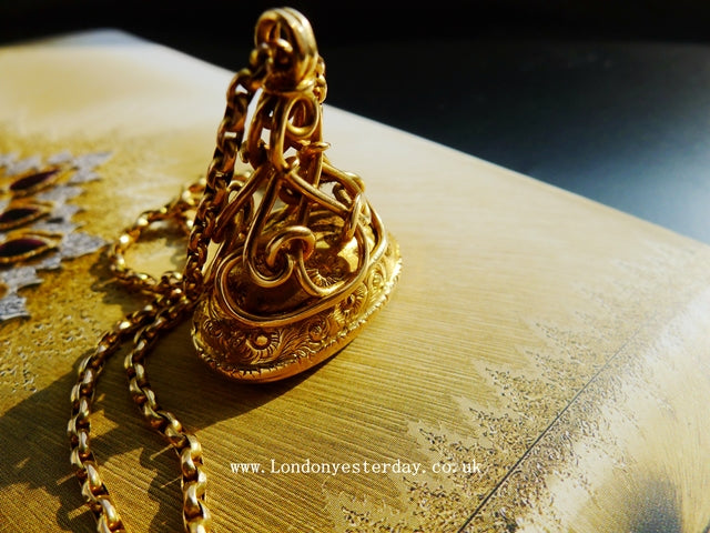 VICTORIAN 18CT GOLD LOVE KNOT NATURAL AGATE FOB SEAL PENDANT WITH 9CT GOLD ANTIQUE CHAIN