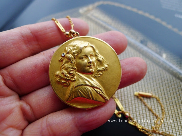 ART NOUVEAU 18CT GOLD DIAMOND BEAUTIFUL LADY PENDANT LOCKET WITH 9CT GOLD CHAIN