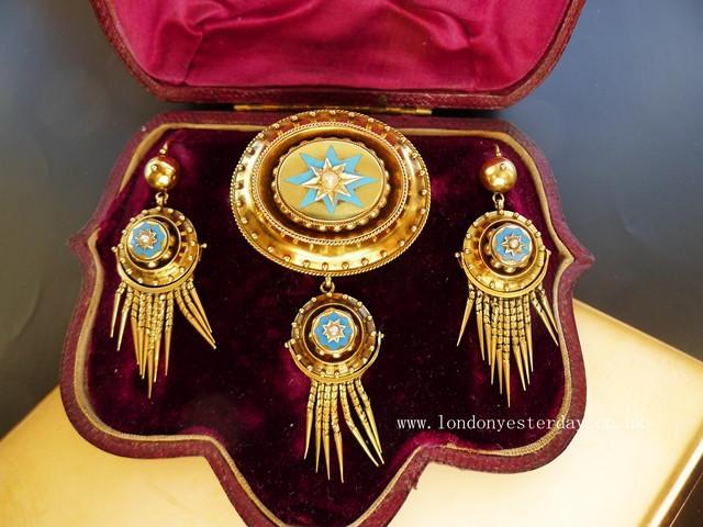 VICTORIAN 15CT GOLD NATURAL PEARL ENAMEL TASSEL BIG BROOCH EARRINGS SET WITH ANTIQUE BOX