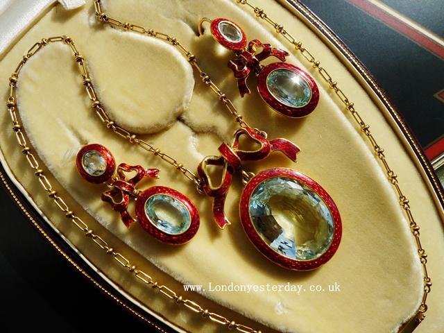 EDWARDIAN 15CT GOLD NATURAL AQUAMARINE RED ENAMEL EARRINGS AND NECKLACE SET