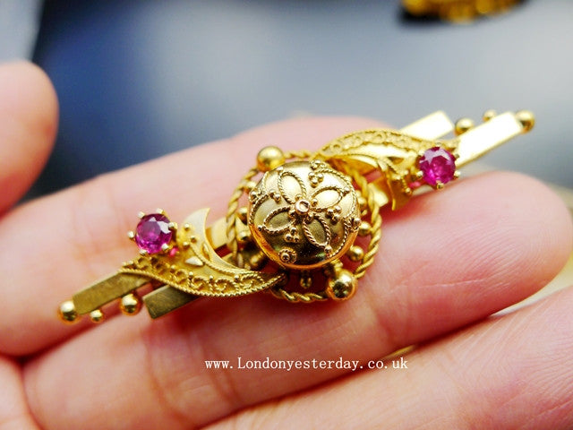 VICTORIAN 15CT GOLD MARKED NATURAL RUBY DIAMOND ETRUSCAN REVIVAL BAR BROOCH