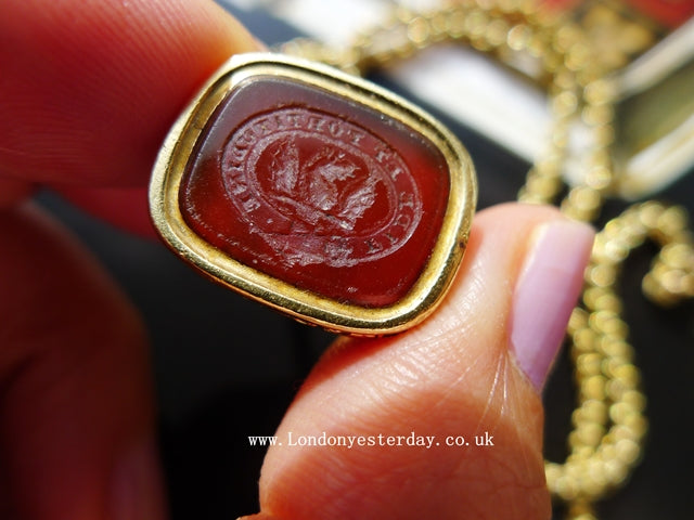 GEORGIAN 18CT GOLD NATURAL AGATE FOB SEAL PENDANT WITH 9CT GOLD CHAIN