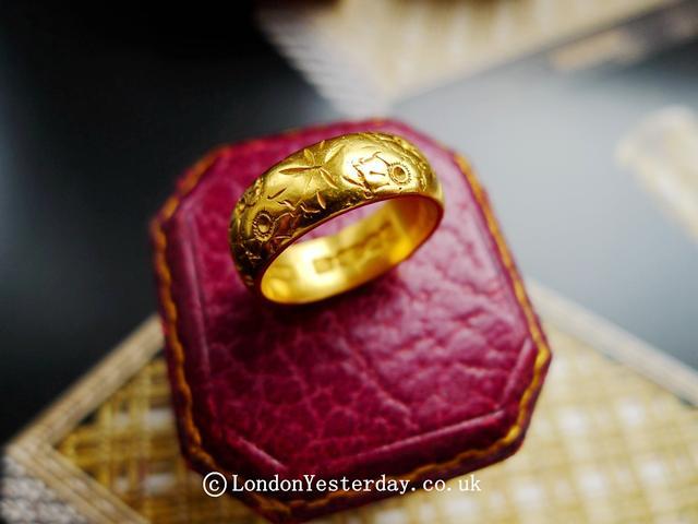 ENGLISH 22CT GOLD HALLMARKED LONDON C1964 BEAUTIFUL ENGRAVED BAND RING