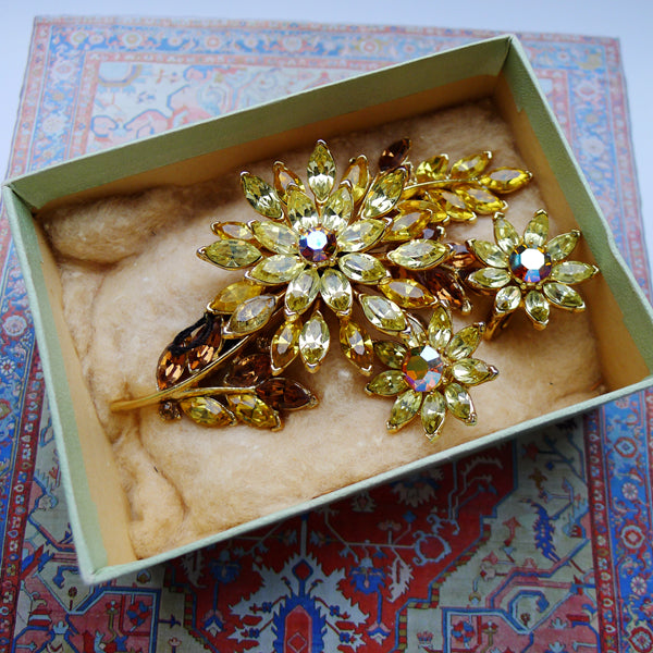 TRIFARI C1940 SIGNED BEAUTIFUL COLOUR BROOCH AND EARRINGS WITH ORIGINAL BOX
